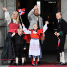 Kronprinsfamilien hilser barnetoget i Asker utenfor Skaugum (Foto: Fredrik Varfjell / NTB scanpix) 